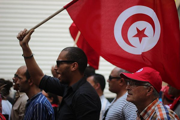 Anti-government protesters in downtown Tunis mark two years since the Tunisian Revolution, October 23, 2013, Tunisia. (Amine Ghrabi/CC BY-NC 2.0)