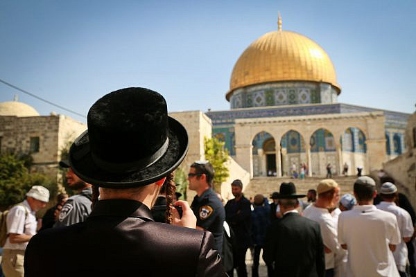 Jewish Israelis visit the Temple Mount compound, site of the Al-Aqsa Mosque and the Dome of the Rock in Jerusalem Old City, during the Jewish holiday of Sukkot, October 8, 2017. (Yaakov Lederman/Flash90)