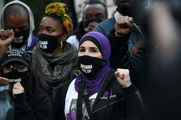 Linda Sarsour at a Get Out The Vote event in solidarity with the families of Breonna Taylor, Jacob Blake, Eleanor Bumpurs and other families who lost loved ones to police violence, New York City, October 17, 2020. (Gili Getz)