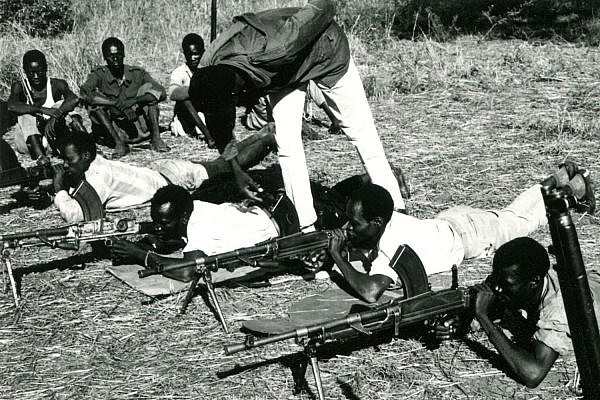 Anya-Nya recruits in southern Sudan learning how to use Bren guns provided by Israel, 1970. (Photographer unknown, Archivo Comboniani Roma)