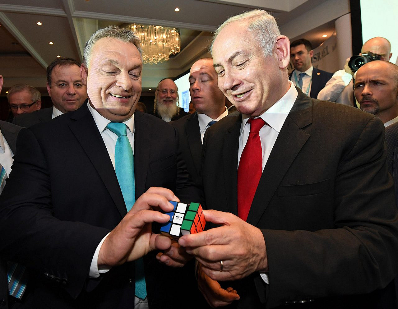Israeli prime minister Benjamin Netanyahu and Hungarian Prime Minister Viktor Orban hold a Rubik's Cube at the Hungary-Israel Business Forum in Budapest, Hungary, July 19, 2017. (Haim Zach/GPO)