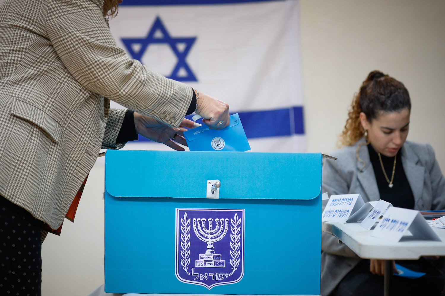 A woman casts her ballot in the Knesset elections at a voting station in Jerusalem, on March 2, 2020. (Olivier Fitoussi/Flash90)