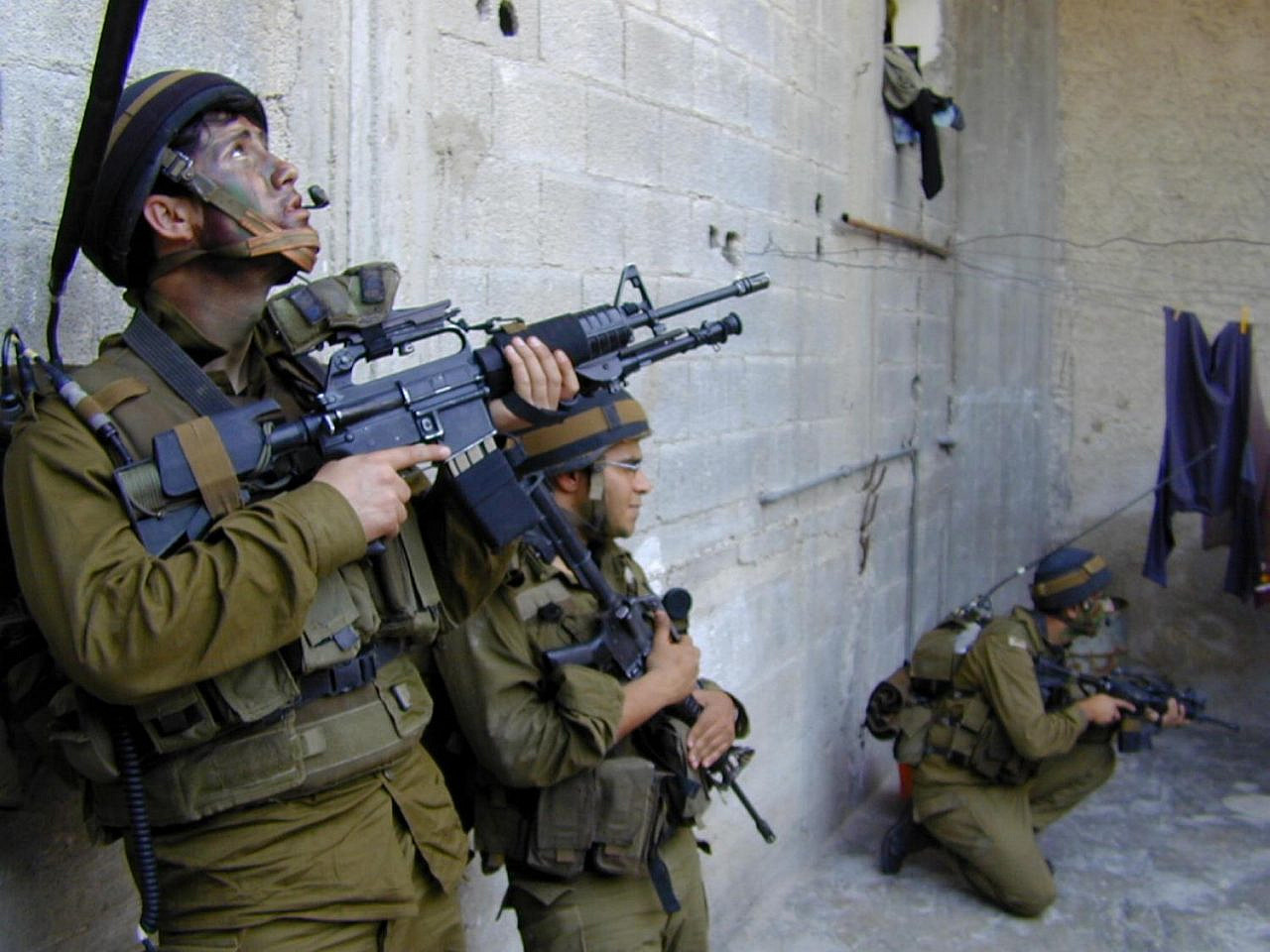 Israeli soldiers at the refugee camp in Jenin, a city in the occupied West Bank, April 20, 2002. (IDF Spokesperson's Unit/CC BY-SA 3.0)