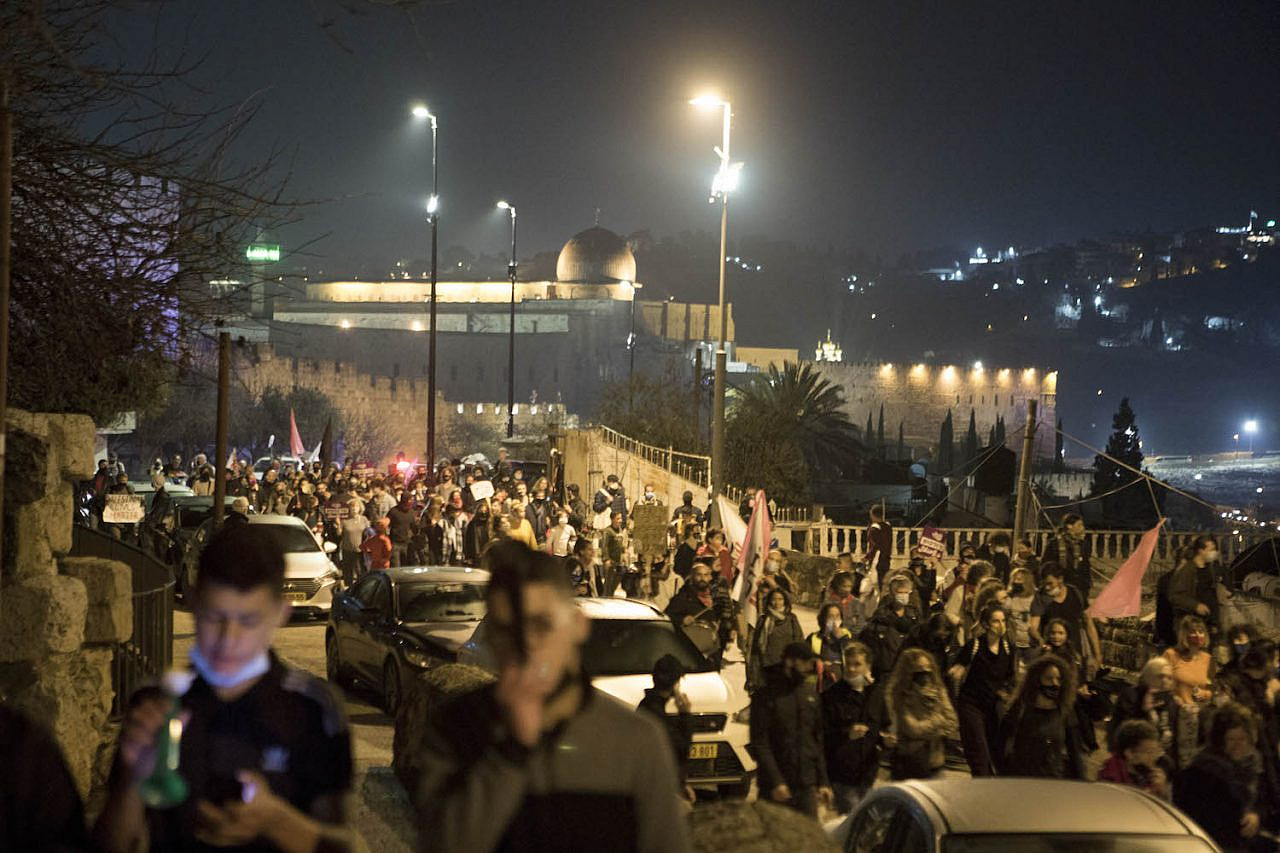 Hundreds of Palestinians and Israelis march from Silwan in East Jerusalem to the Prime Minister's Residence, February 6, 2021. (Keren Manor/Activestills.org)