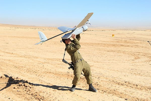An Israeli soldier learns how to operate the Skylark drone in the Negev desert, January 21, 2013. (IDF Spokesperson's Unit)