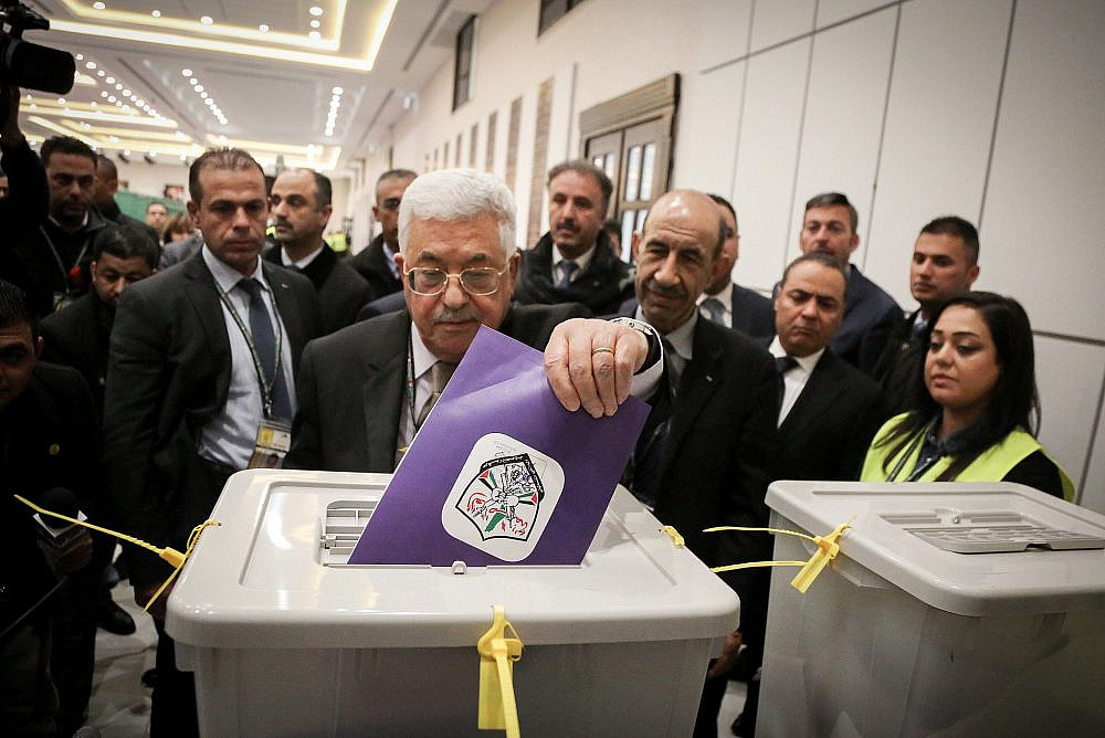Palestinian President Mahmoud Abbas casts his vote at the Muqata'a, the Palestinian Authority headquarters, for Fatah's internal elections in the West Bank city of Ramallah, Dec. 3, 2016. (Flash90)
