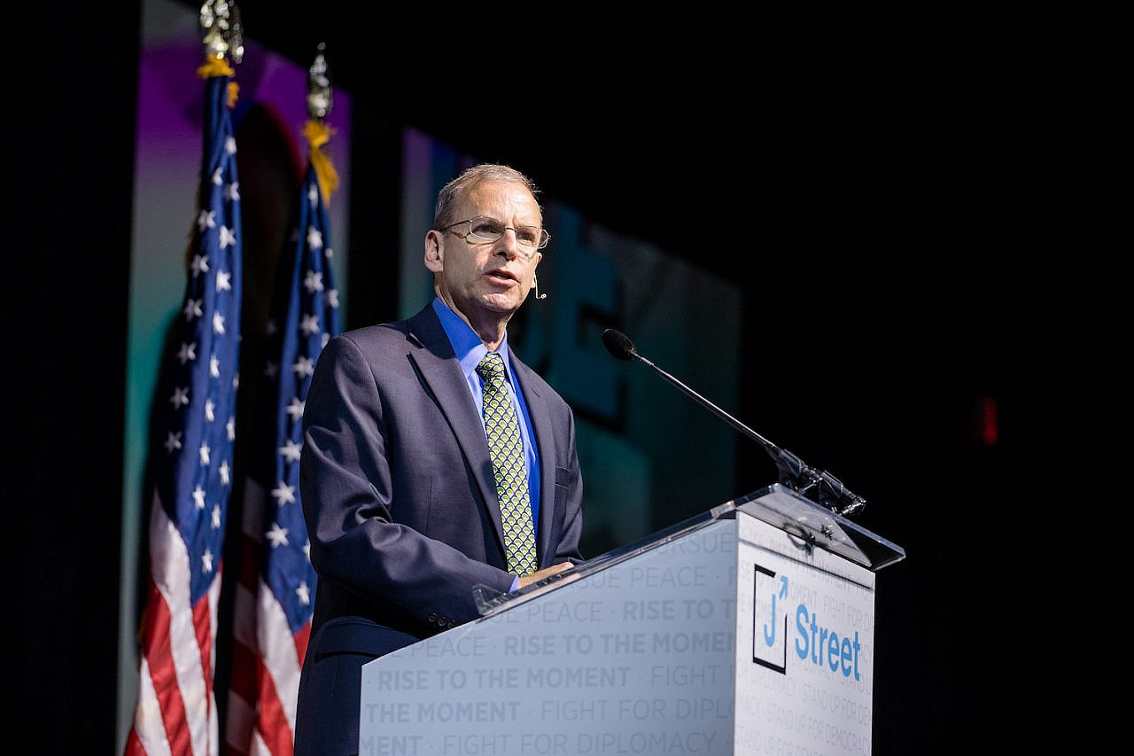 J Street President Jeremy Ben-Ami speaking at the 2019 national conference in Washington, D.C., on October 27, 2019. (jstreetdotorg/CC BY-NC-SA 2.0)