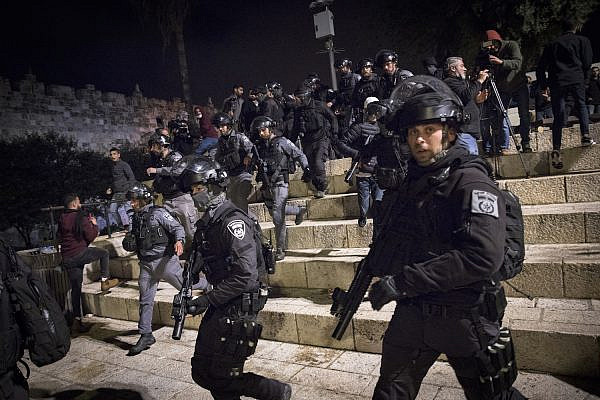 Israeli police storm Damascus Gate in Jerusalem's Old City, during the holy Muslim month of Ramadan, April 26, 2021. (Olivier Fitoussi/Flash90)