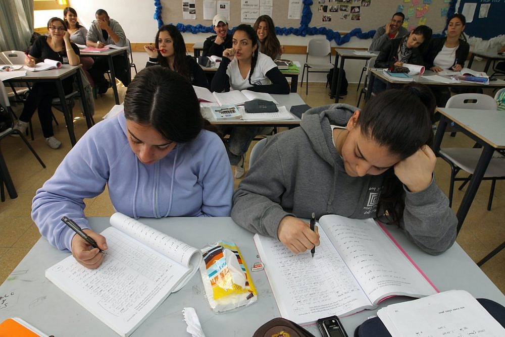 Foto illustrativa degli studenti che completano i compiti in un'aula. (Nati Shohat/Flash90)
