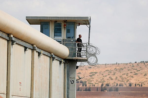 Police officers and prison guards at the scene of a prison escape of six Palestinian prisoners, outside the Gilboa prison, northern Israel, September 6, 2021. (Flash90)
