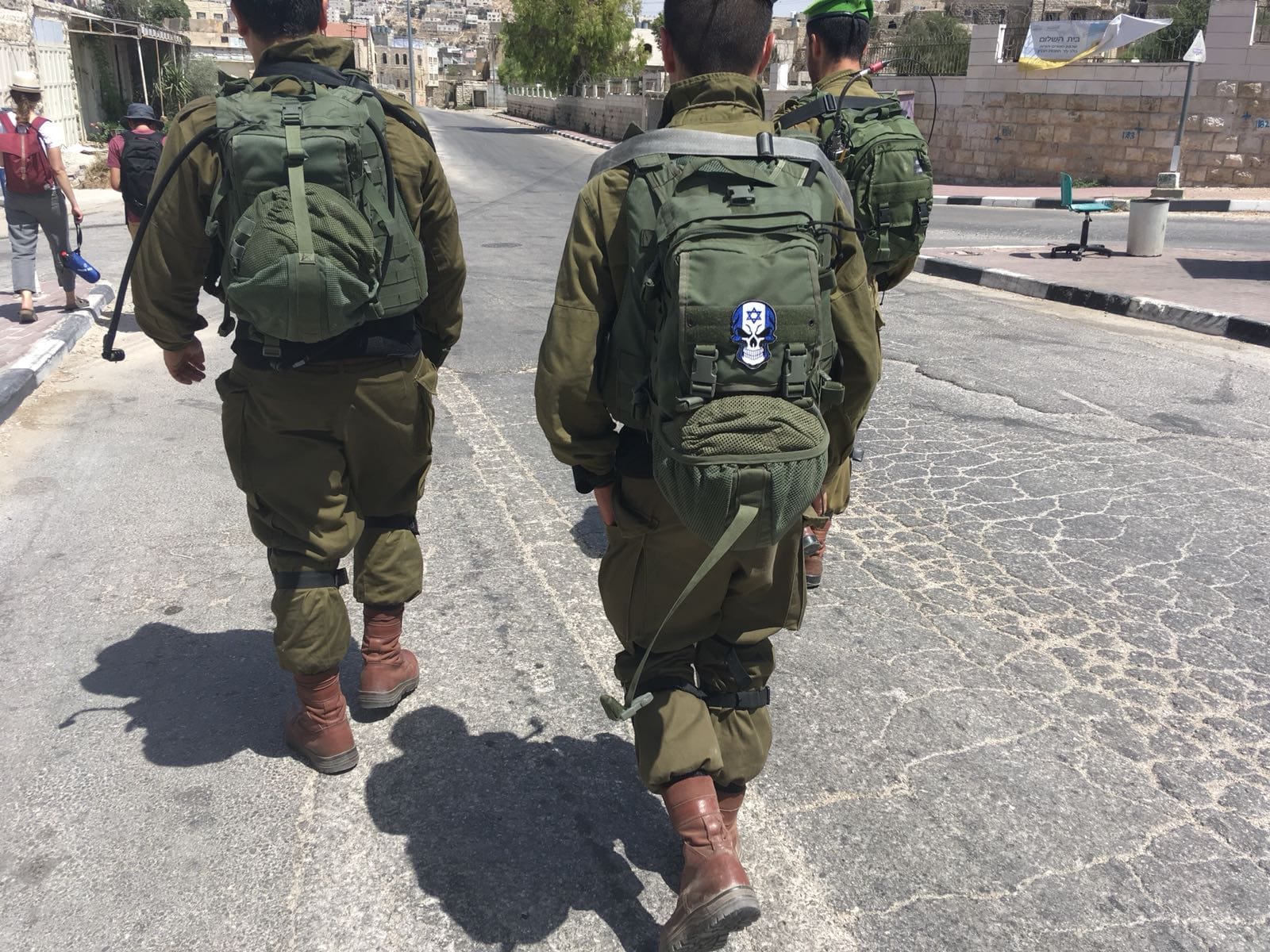 An Israeli soldier carrying a backpack with a Skull/Israeli Star of David insignia. (Uri Givati)
