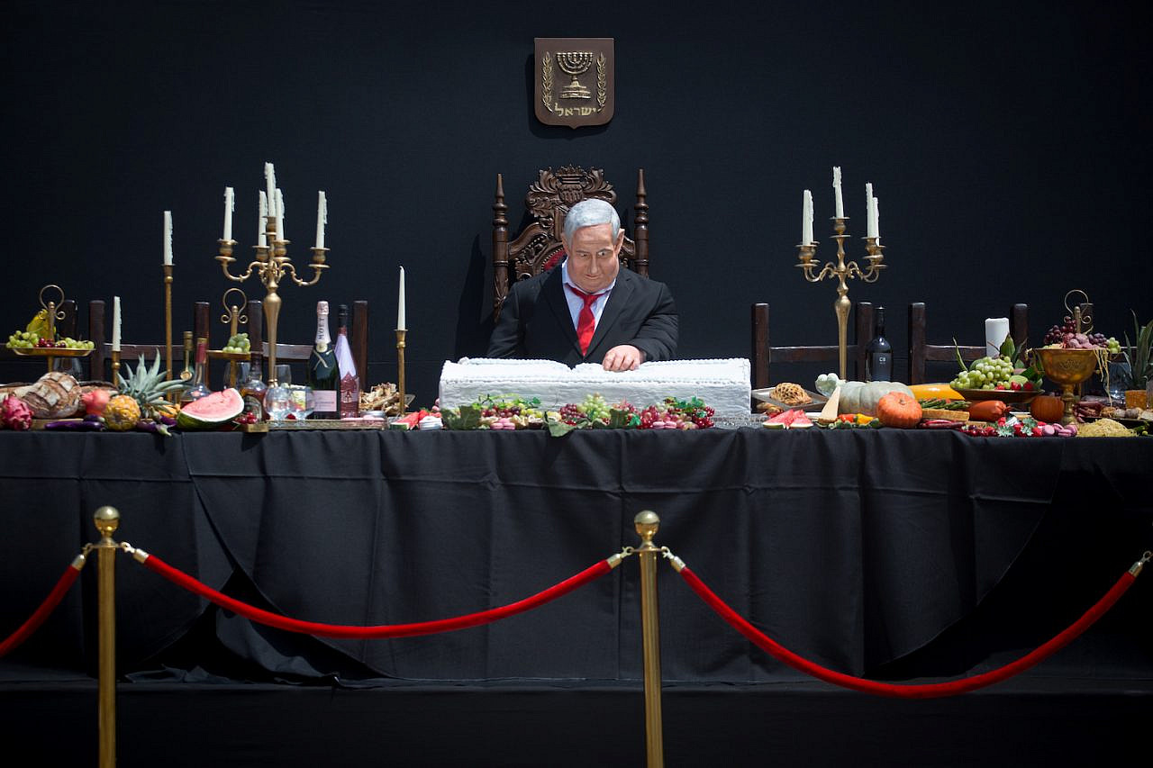 An art installation depicts former Prime Minister Benjamin Netanyahu in a mock 'Last Supper' in Rabin Square, Tel Aviv, July 29, 2020. (Miriam Alster/Flash90)