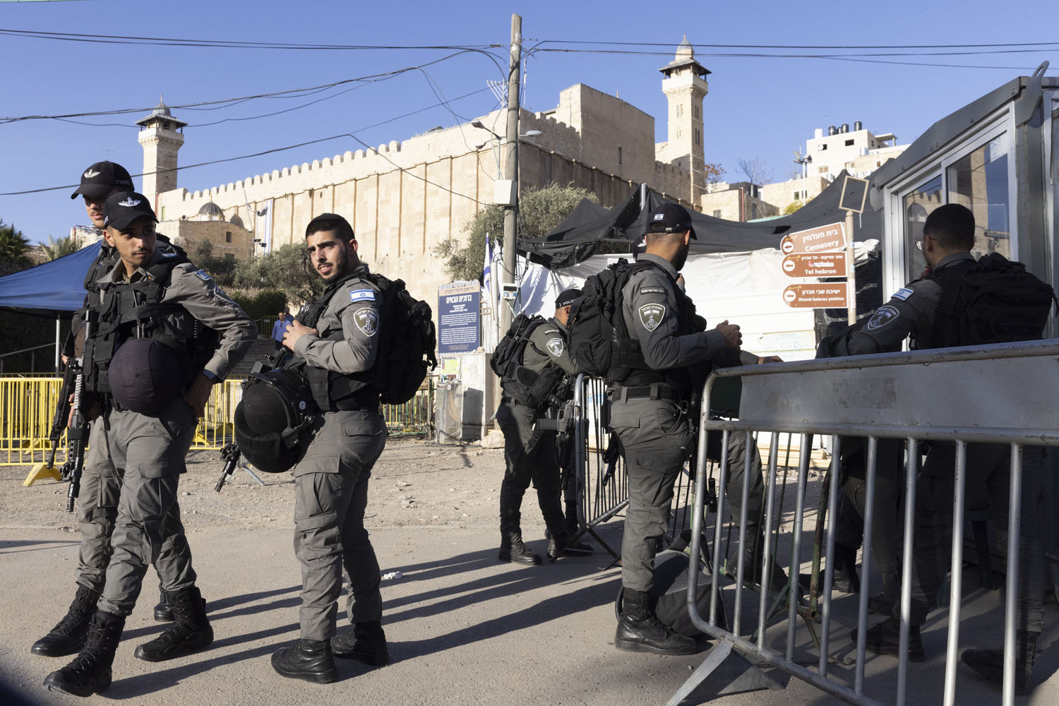 Israeli Border Police guarding in front of the Tomb of the Patriarchs/Ibrahimi Mosque in the Old City of Hebron, West Bank, Nov. 28, 2021. (Oren Ziv)