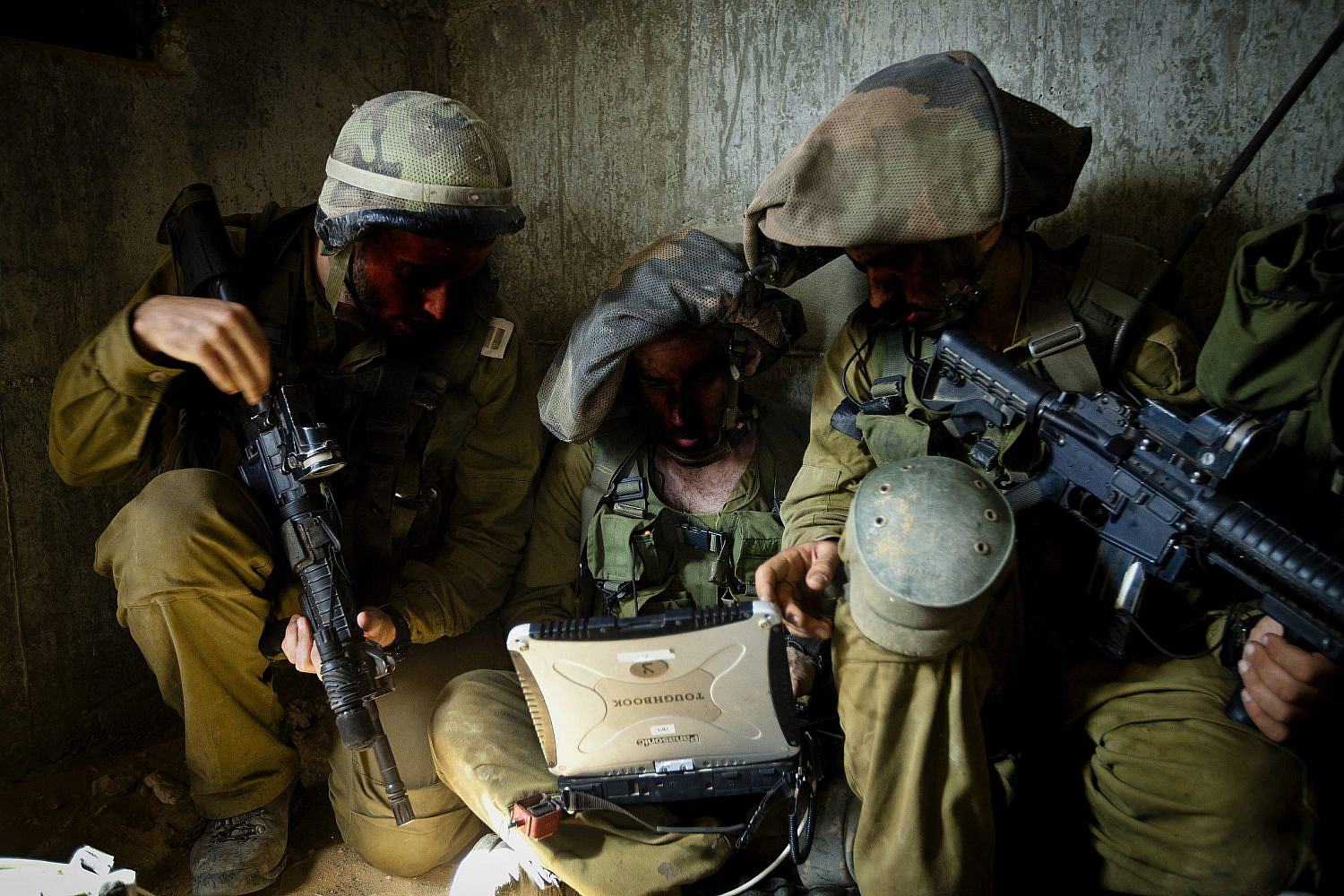 Israeli soldiers of the operational unit 8200 training in the field, Sep 11, 2012. (Moshe Shai/Flash90)