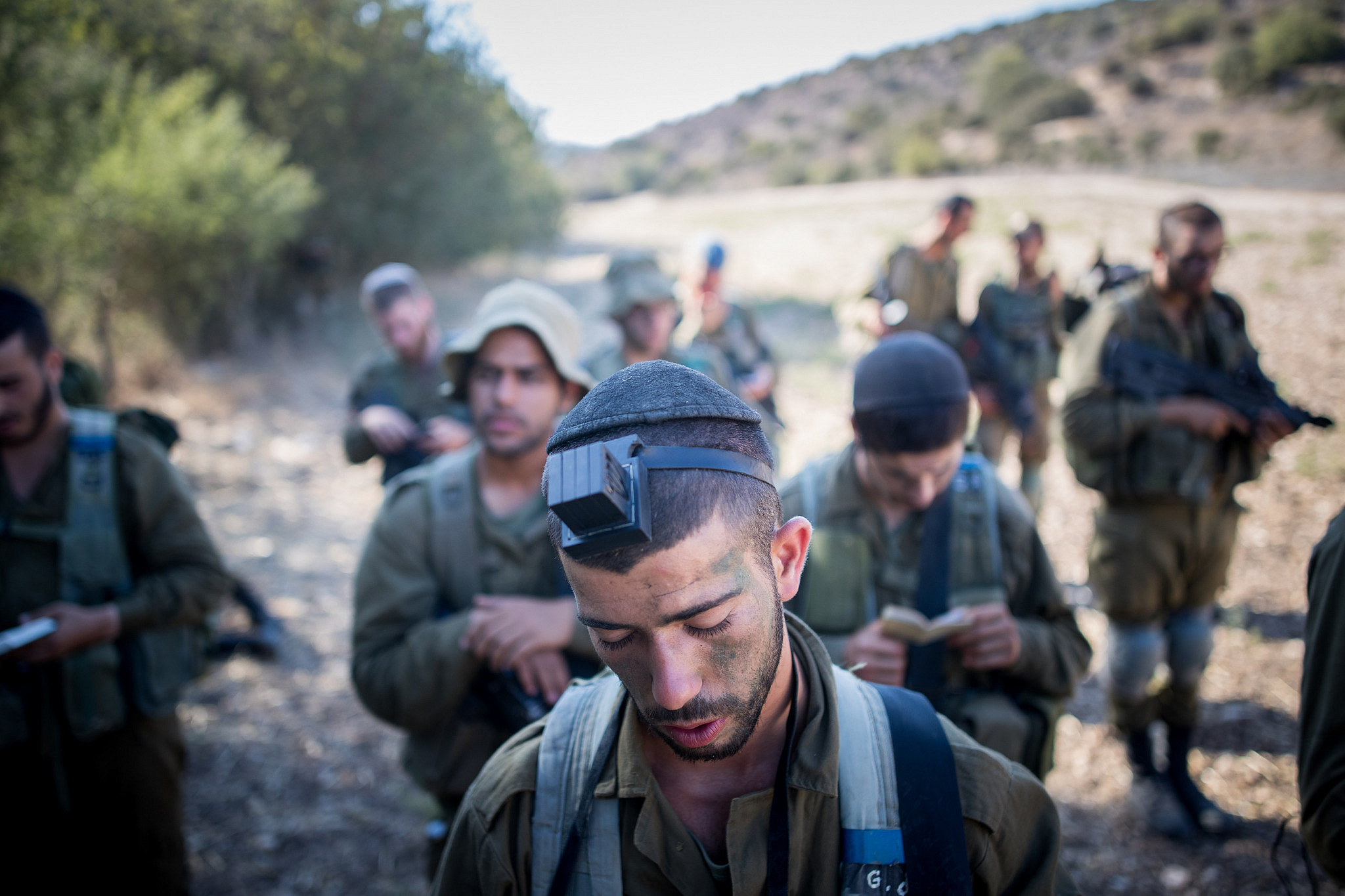 Religious IDF Israeli soldiers pray during a training of the Ultra Orthodox Unit at the Givati Brigade near the Israeli city of Beit Shemesh, September 27, 2017. (Yonatan Sindel/Flash90)