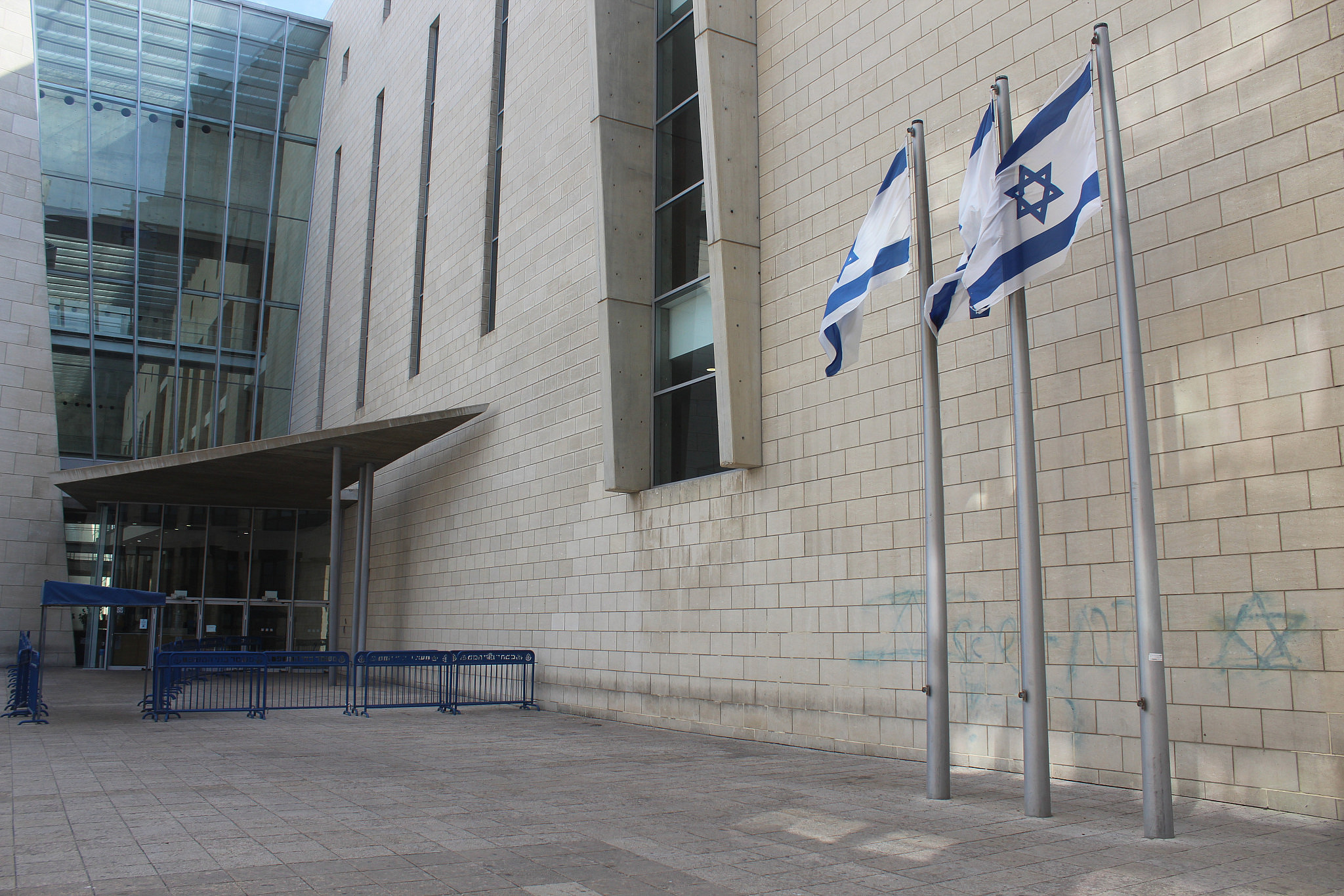 A Magen David and the slogan “Am Yisrael Chai” spray-painted on the wall of Haifa Magistrates Court on the day of Eghbaria’s hearing, September 12, 2021. (Jonathan Shamir)