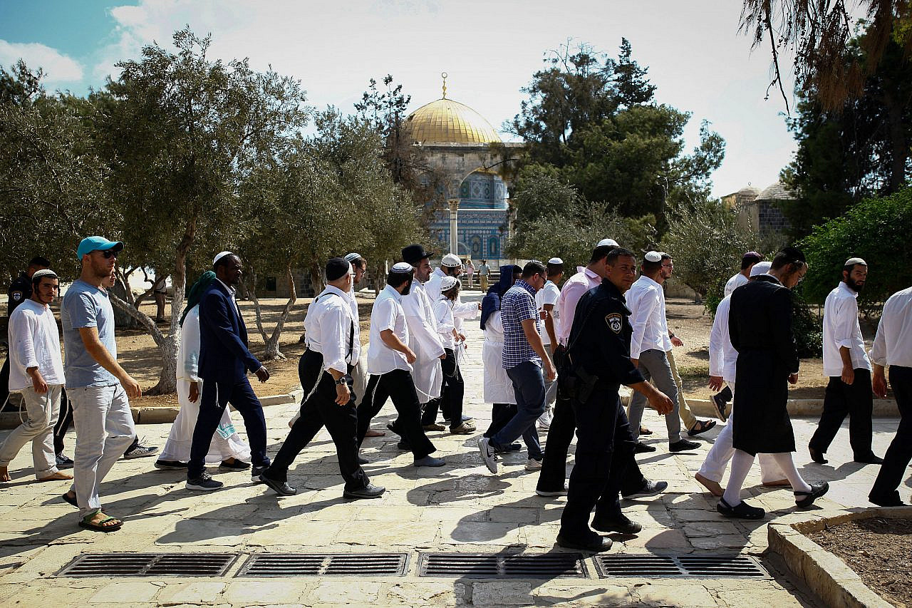 Israeli security forces escort a group of religious Jews as they visit the Temple Mount/Haram al Sharif, in Jerusalem's Old City, on the Jewish Day of Atonement, Yom Kippur, September 19, 2018. (Sliman Khader/Flash90)