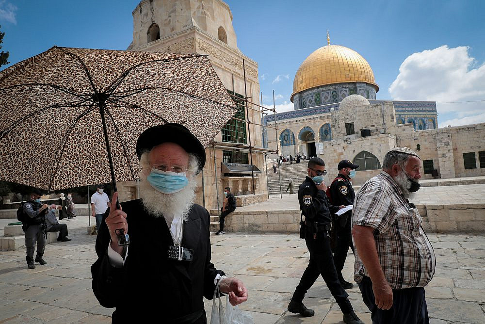 Israeli security forces escort a group of religious Jews as they visit the Temple Mount/Haram al Sharif, in Jerusalem's Old City, August 12, 2020. (Yossi Zamir/Flash90)