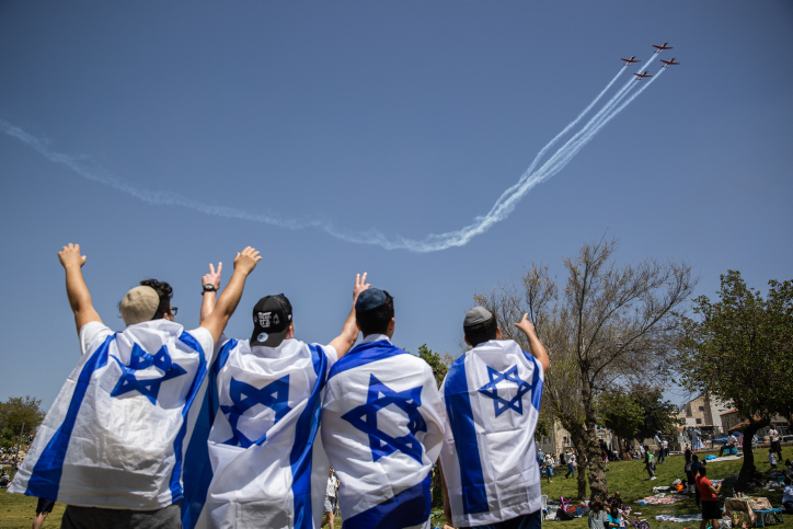 Israelis watch the military airshow during Israel's 73rd Independence Day celebrations in Saker Park, Jerusalem, April 15, 2021. (Yonatan Sindel/Flash90)