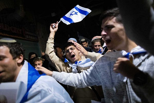 Jewish Israelis march through Jerusalem's Muslim Quarter in response to a shooting attack that killed an Israeli man and wounded four others, November 21, 2021. (Yonatan Sindel/Flash90)