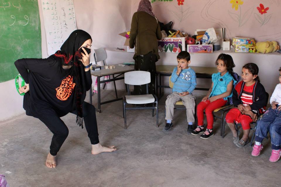Fidaa Ataya performs for Palestinian schoolchildren. (Courtesy)
