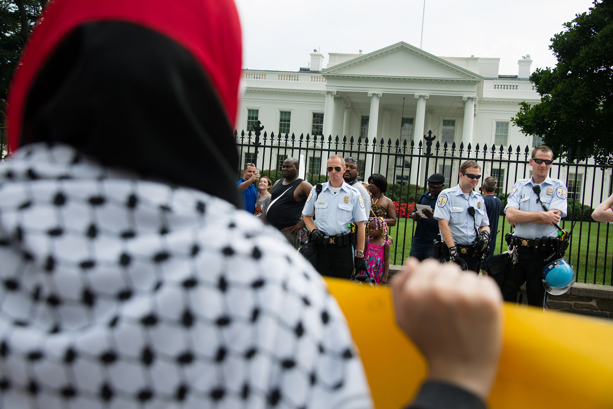 Activists protest Israel's attacks on Gaza in front of the White House, Washington, DC, August 9, 2014. (Ryan Rodrick Beiler/Activestills.org)