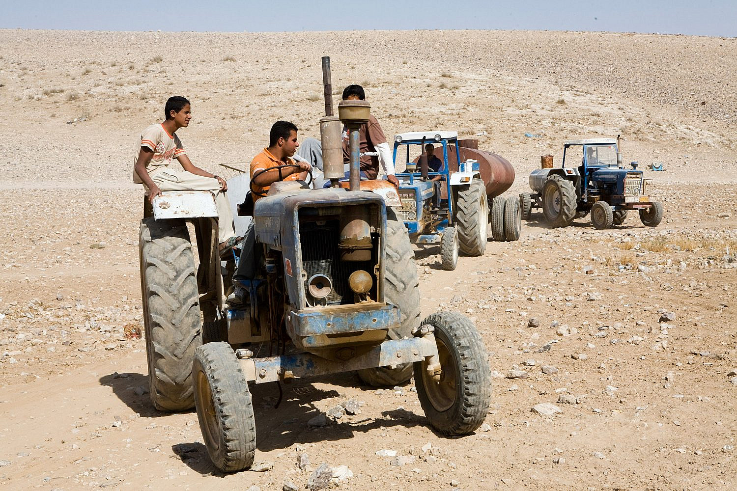 A water convoy to supply water to the unrecognized Bedouin village of Tel Arad in the Naqab/Negev desert, July 18, 2008. (Yotam Ronen/Activestills)