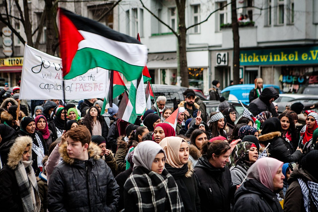 March in Berlin protesting President Trump's decision to move the U.S. embassy from Tel Aviv to Jerusalem, December 10, 2017. (Hossam el-Hamalawy/CC BY 2.0)