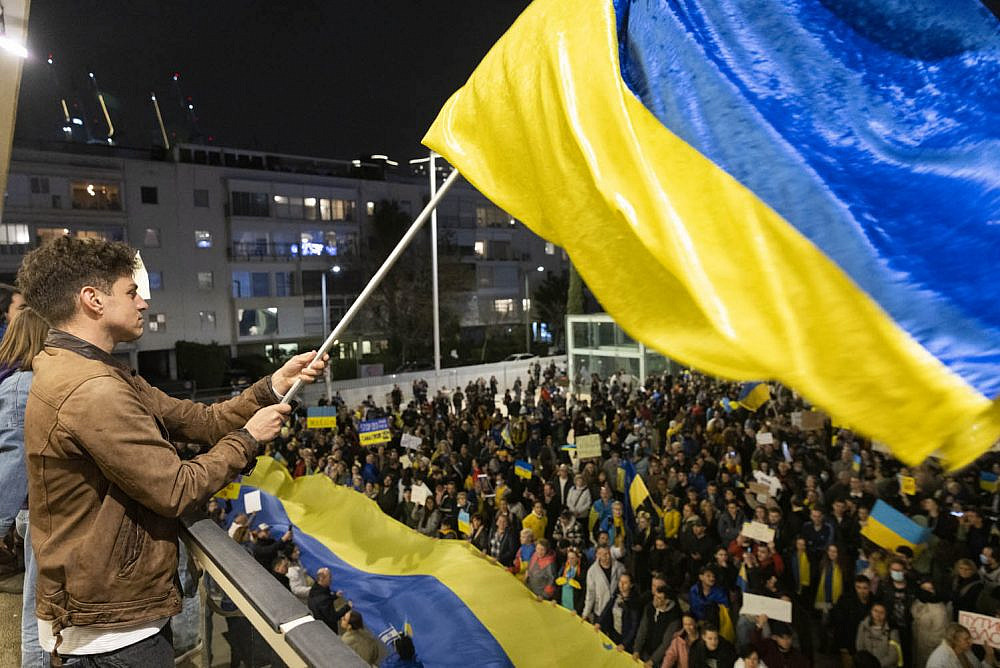 Pro-Ukraine protesters demonstrate in Tel Aviv against Russia's invasion, February 26, 2022. (Oren Ziv)