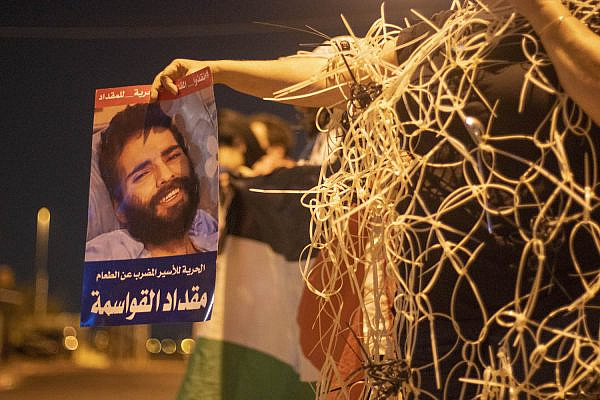 Protesters stand outside of Kaplan Hospital in solidarity with Palestinian prisoners on hunger strike against their administrative detention, central Israel, October 14, 2021. (Activestills/Heather Sharona Weiss)