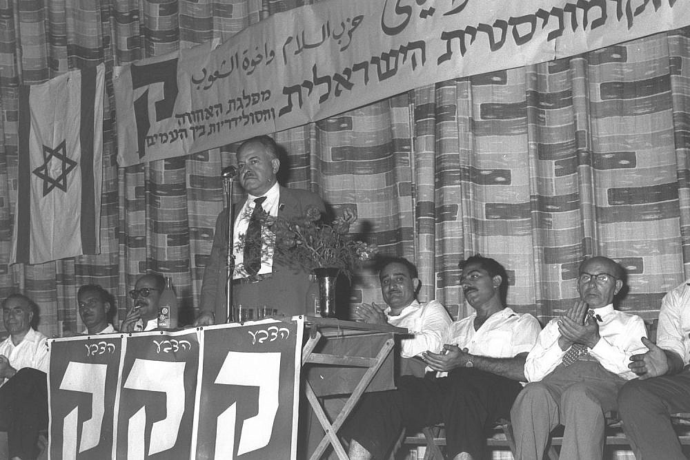 Israeli Communist Party MK Moshe Sneh addresses a crowd at an election campaign event in Ramat Gan, October 30, 1959. (Fritz Cohen/GPO)