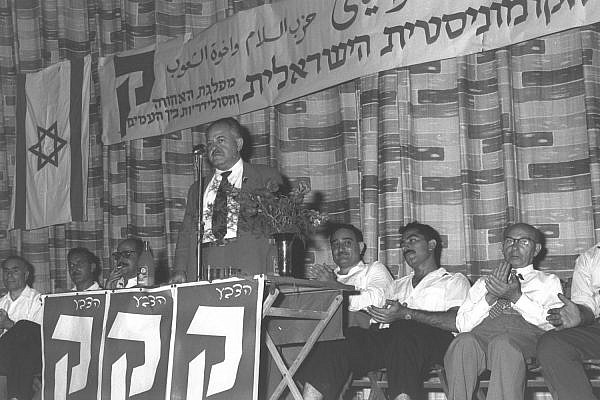 Israeli Communist Party MK Moshe Sneh addresses a crowd at an election campaign event in Ramat Gan, October 30, 1959. (Fritz Cohen/GPO)