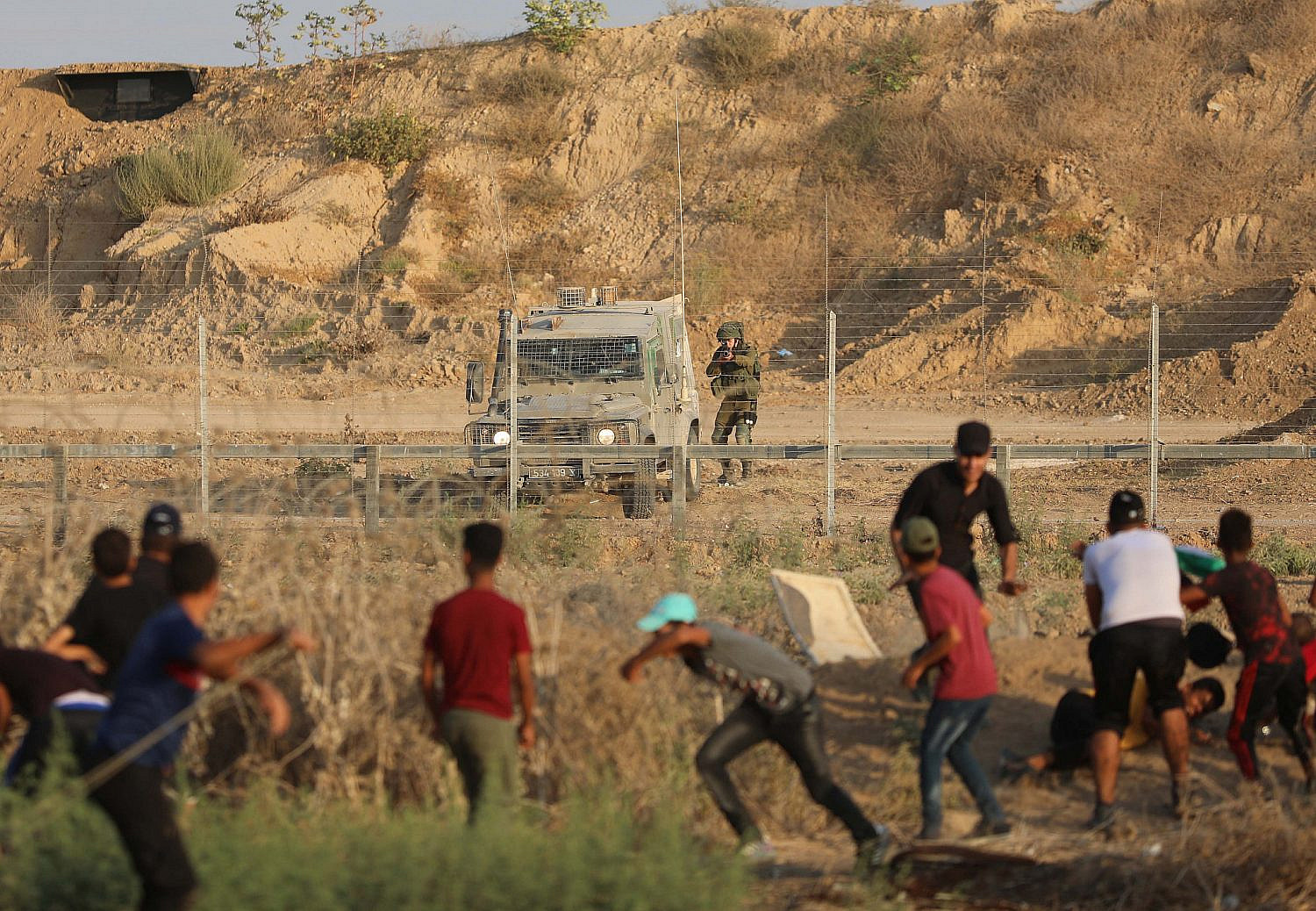 Palestinian protesters clash with Israeli forces following a demonstration along the border between Israel-Gaza, near Shuja'iyya neighborhood of Gaza City, September 20, 2019. (Hassan Jedi/Flash90)