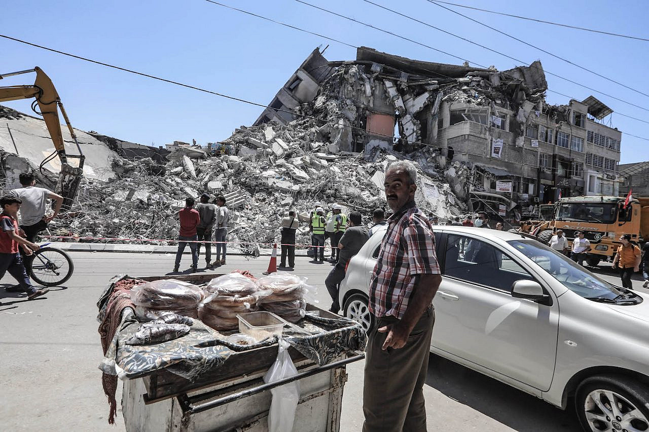 Egyptian excavation equipment removes buildings destroyed by Israeli warplanes in Gaza City, June 5, 2021. (Mohammed Zaanoun/Activestills.org)