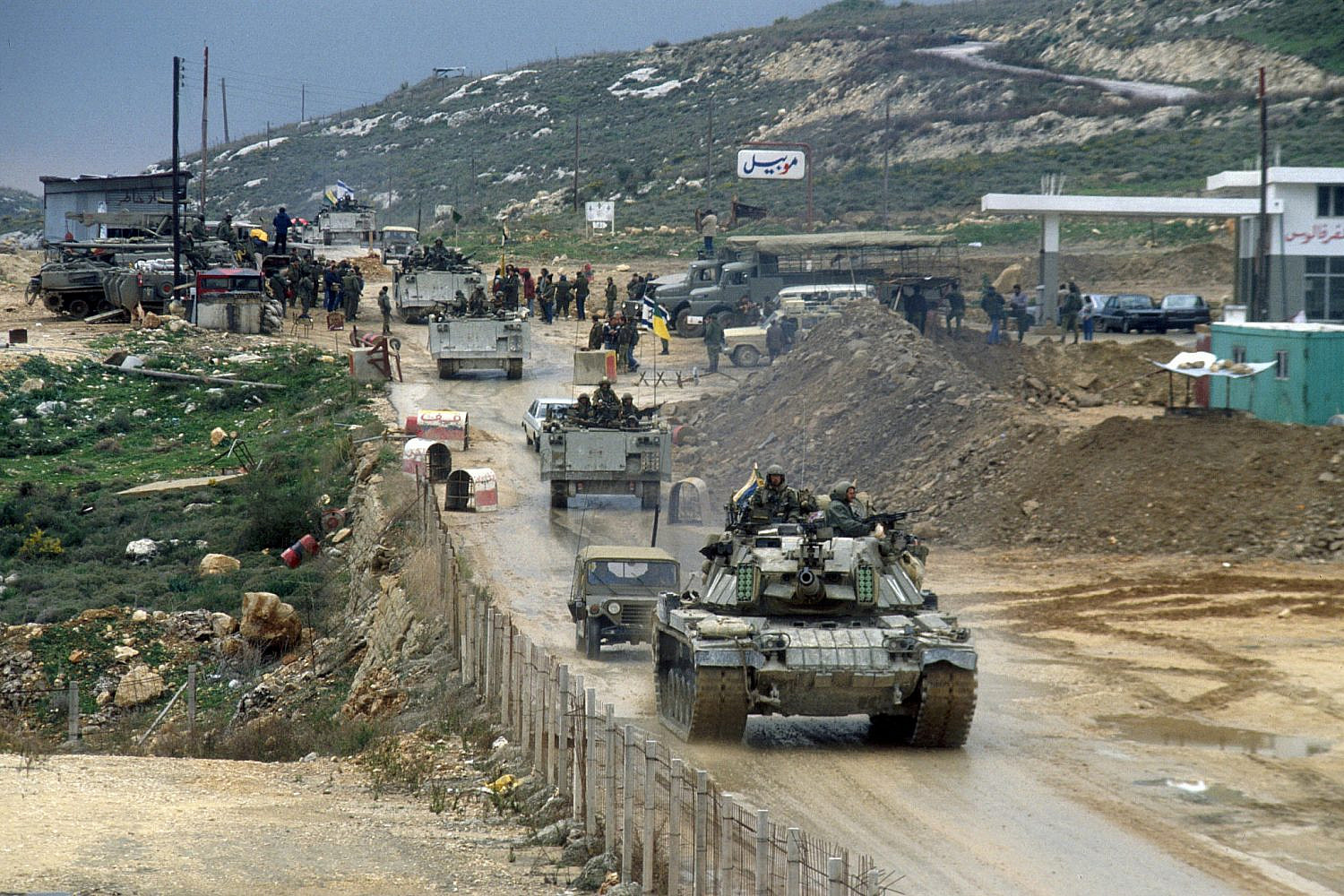 IDF vehicles drive over the Awali bridge as they retreat from Lebanon on the first day of stage one of a planned retreat, February 16, 1985. (Yossi Zamir/Flash90)