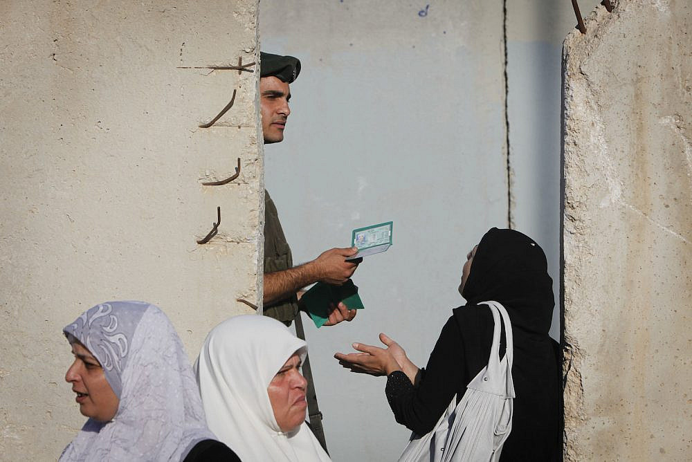 A Palestinian woman argues with an Israeli Border Police officer as she tries to cross Qalandiya checkpoint, West Bank, September 3, 2010. (Miriam Alster/Flash90)