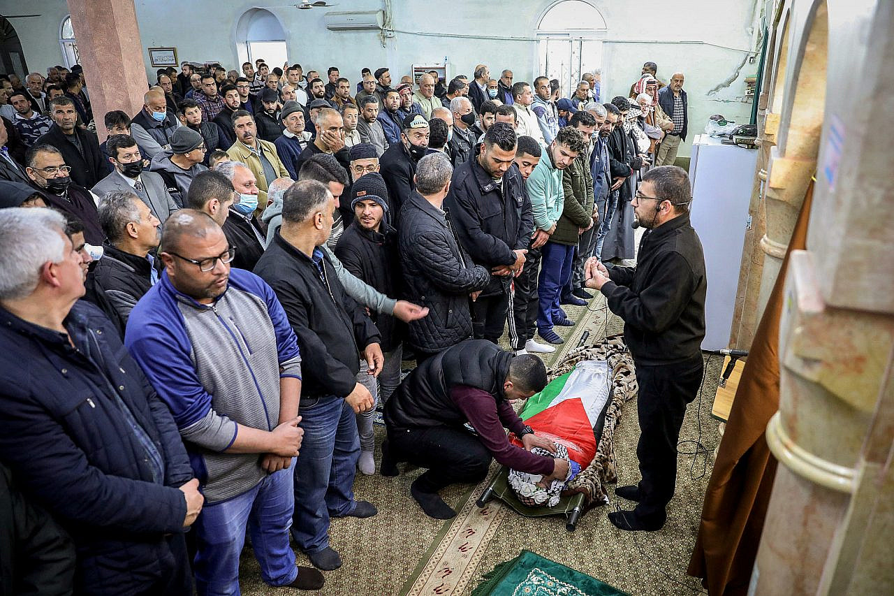 Palestinians mourn near the body of Palestinians attend the funeral of Amar Shafiq Abu Afifa, who was killed by Israeli security forces while out hiking, Al-Arroub refugee camp, March 2, 2022. (Wisam Hashlamoun/Flash90)