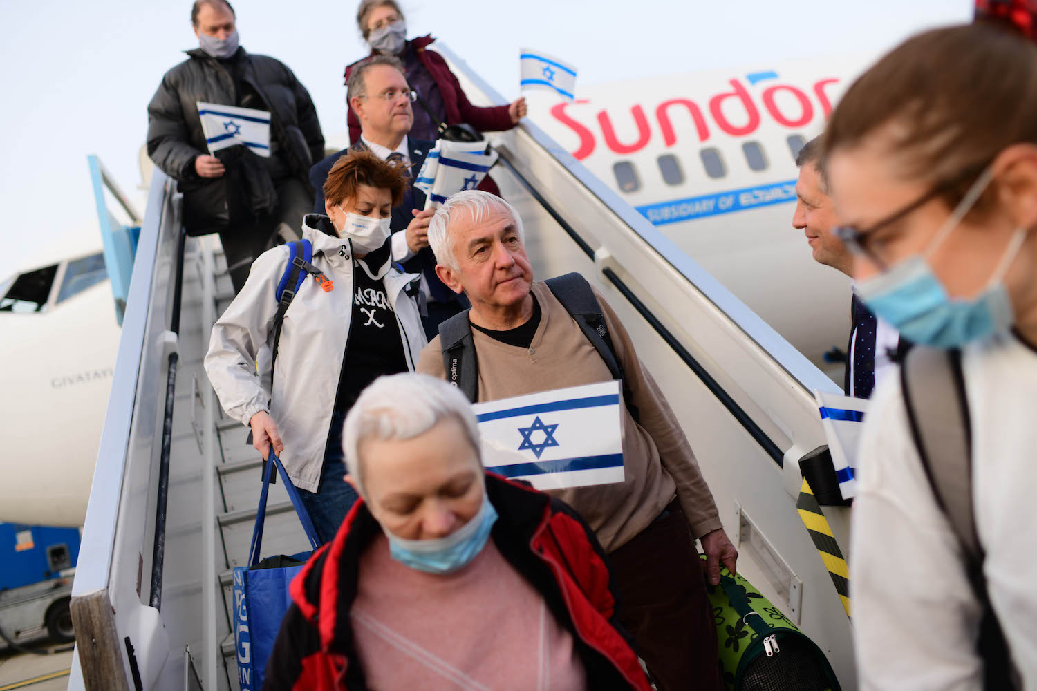 Jews fleeing the war in Ukraine land at Ben Gurion Airport, March 6, 2022. (Hadas Parush/Pool)