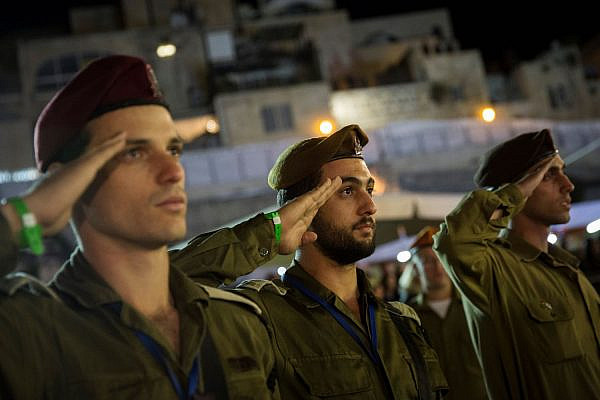 Israeli soldiers salute during the national anthem at a Memorial Day ceremony at the Western Wall, in Jerusalem's Old City, May 10, 2016. (Hadas Parush/Flash90)