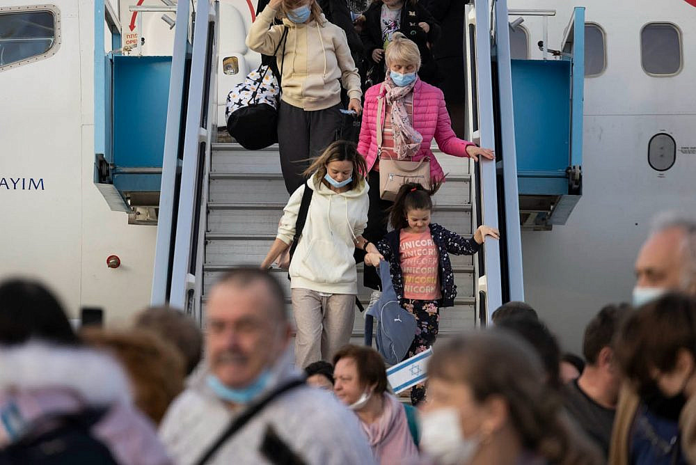 Jewish refugees fleeing Russia's invasion of Ukraine land in Ben Gurion Airport, March 6, 2022. (Oren Ziv)