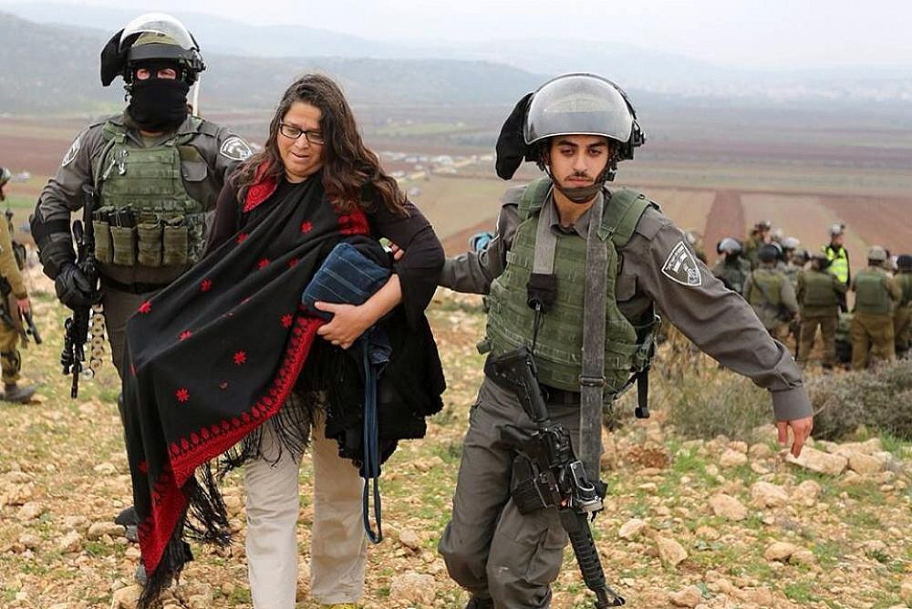 Neta Golan viene arrestato dalle forze israeliane durante una protesta a Turmus Ayya, Cisgiordania occupata, 19 dicembre 2014. (Per gentile concessione di Neta Golan)