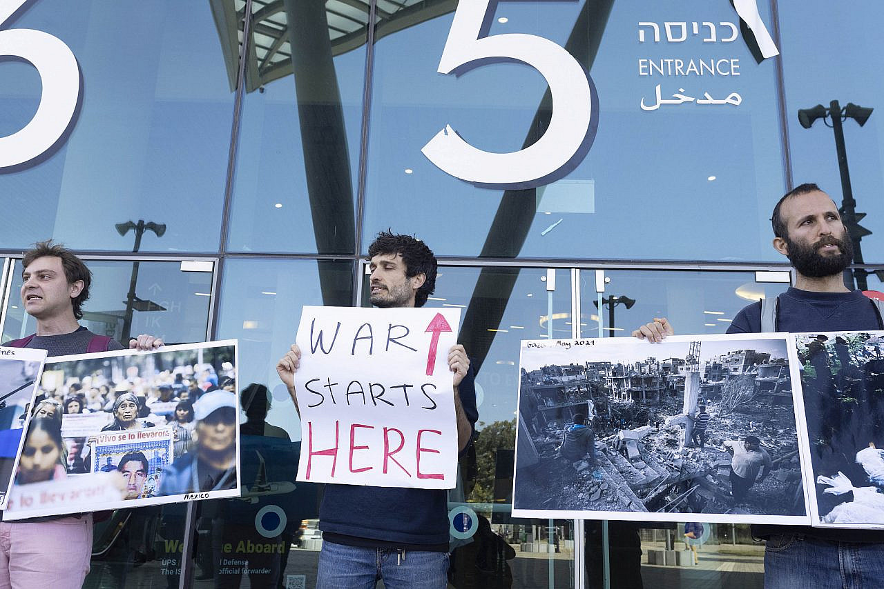 Human rights activists demonstrate at the entrance to the ISDEF weapons and security equipment exhibition in Tel Aviv, March 22, 2022. (Oren Ziv/Activestills)