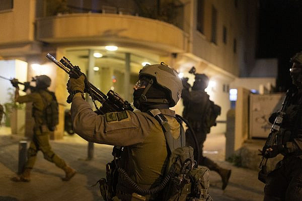 Israeli forces search for the attacker around the scene of a shooting at a bar on Dizengoff Street in Tel Aviv, April 7, 2022. (Oren Ziv/Activestills)