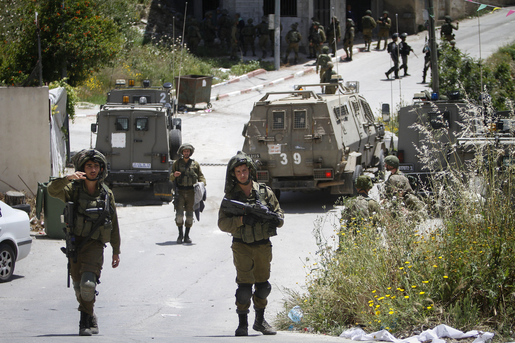 Israeli soldiers detain Palestinians in the village of Yabad near the West Bank city of Jenin during a search operation after the death of an Israeli soldier, May 12, 2020. (Nasser Ishtayeh/Flash90)