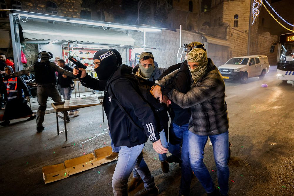 Israeli undercover police officers arrest a man outside Damascus Gate in Jerusalem's Old City during the holy Muslim month of Ramadan, April 3, 2022. (Olivier Fitoussi/Flash90)