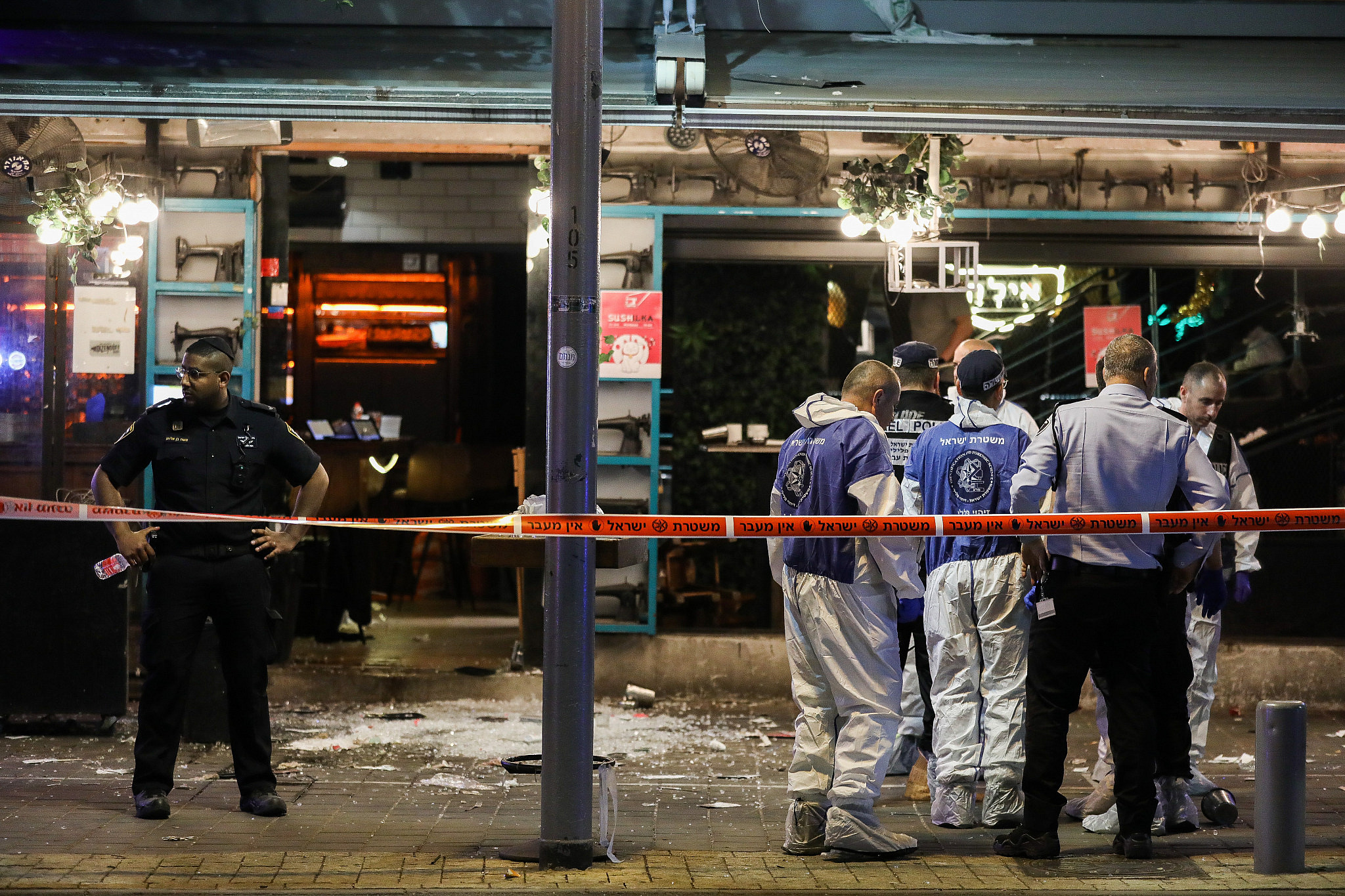 Israeli police and rescue workers at the scene of a shooting attack on Dizengoff Street, central Tel Aviv, April 7, 2022. (Noam Revkin Fenton/Flash90)