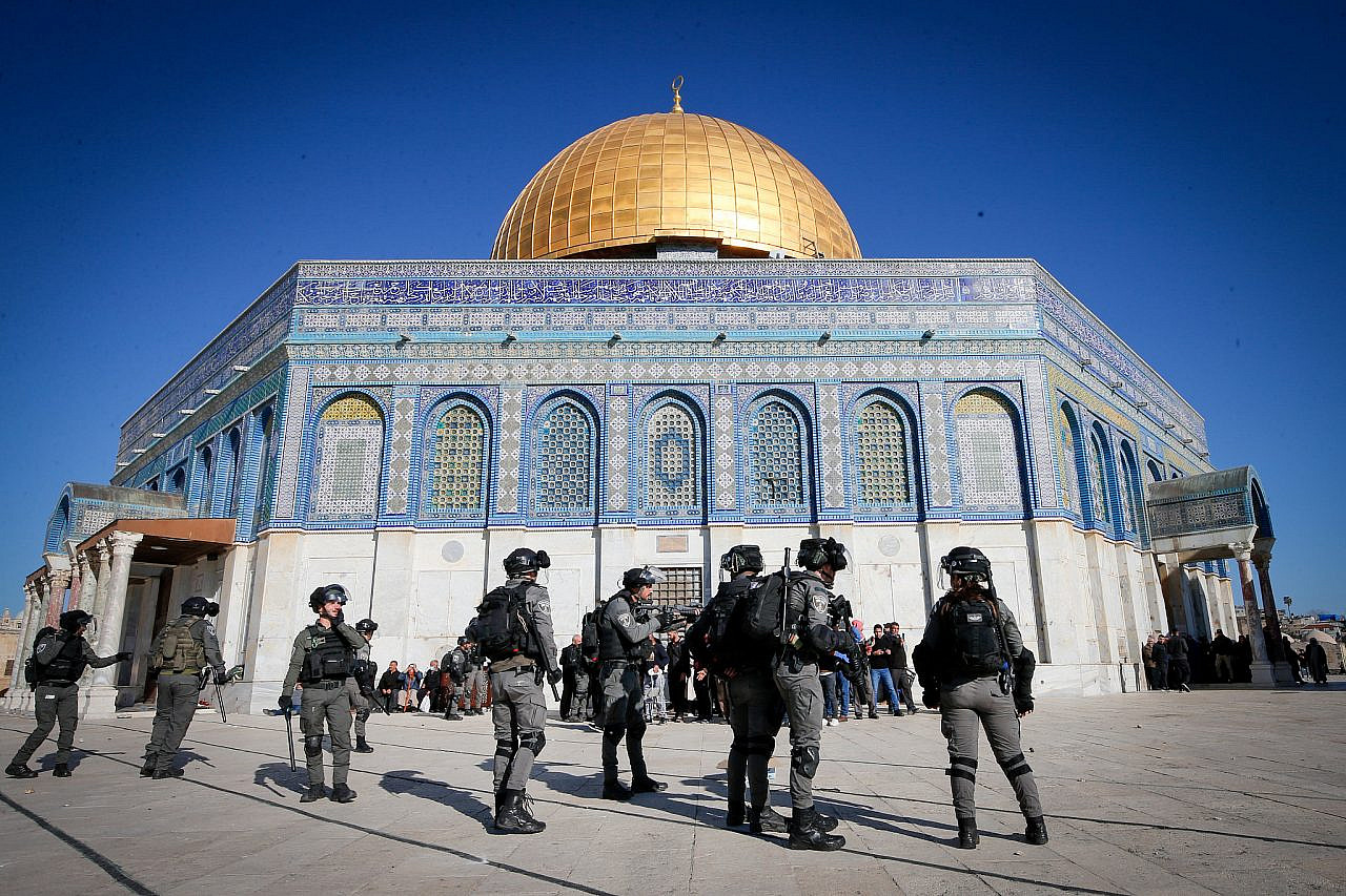 Israeli security forces in front of the Dome of the Rock during clashes with Palestinian protestors on the holy month of Ramadan at Al-Aqsa mosque Compound in Jerusalem's Old City, April 15, 2022. (Jamal Awad/Flash90)