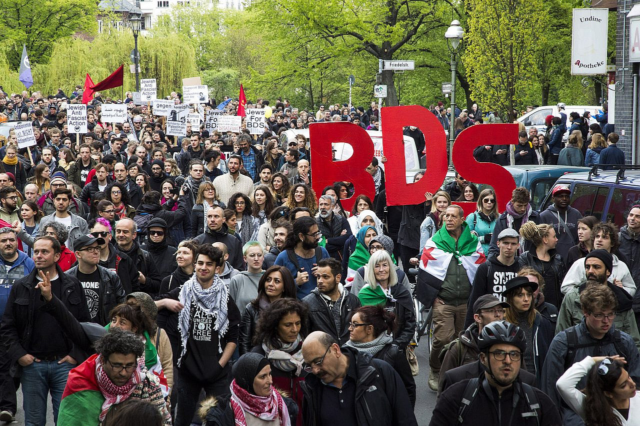 Pro-Palestine activists march during the annual May Day demonstration in Berlin, May 1, 2017. (Keren Manor/Activestills.org)