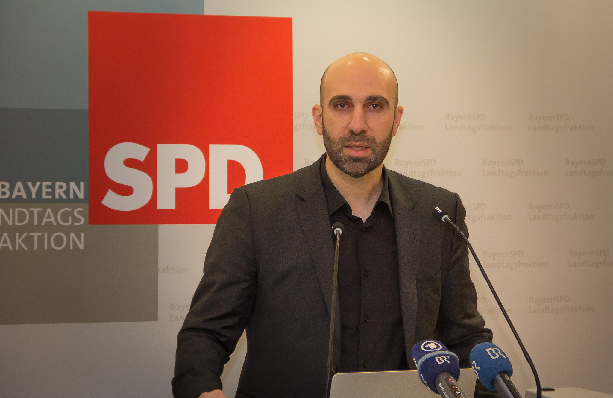 Ahmad Mansour, director of MIND prevention, delivering a lecture on religious extremism among youth, January 19, 2016. (BayernSPD-Landtagsfraktion/CC BY-ND 2.0