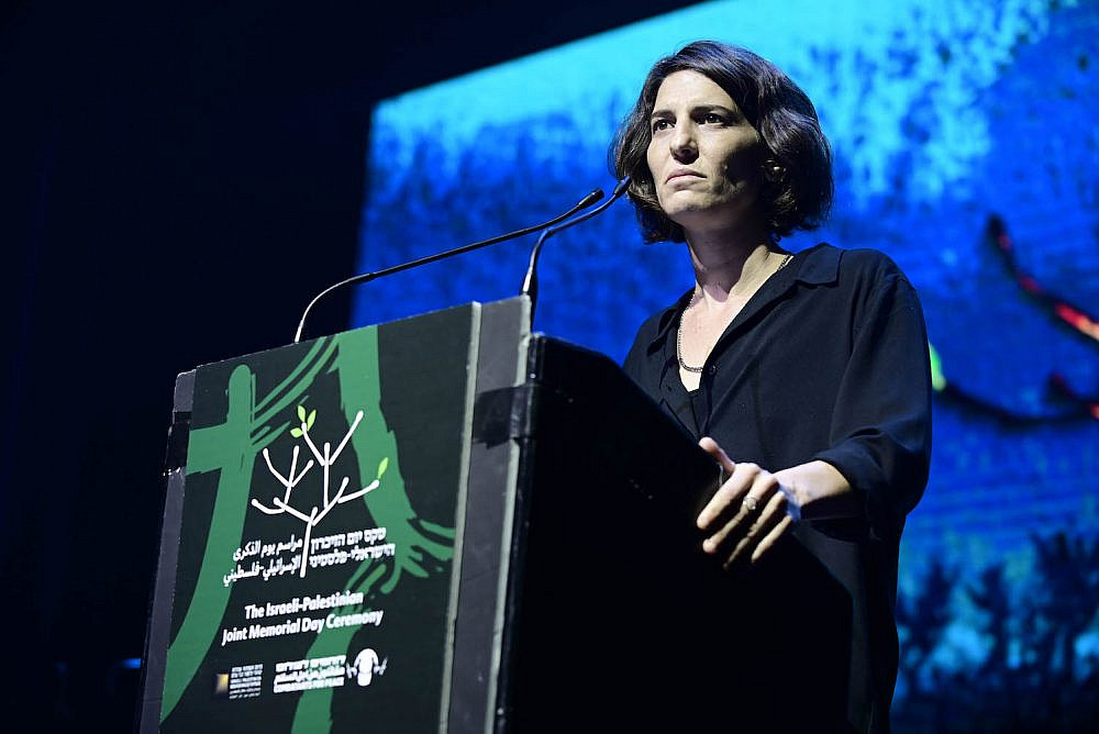 Yuli Novak speaks during the annual Israeli-Palestinian Memorial Day Ceremony, Tel Aviv, May 3, 2022. (Avivomer Neuberg/Flash90)